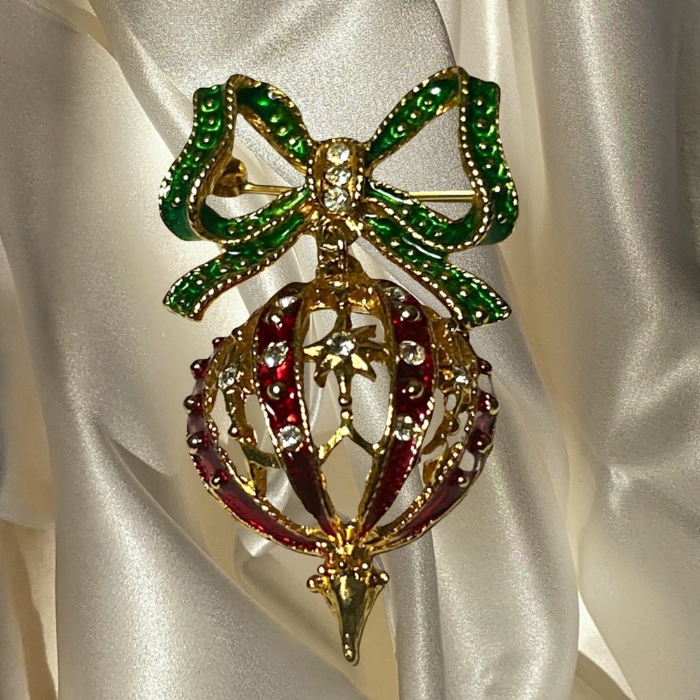 Vintage Enameled Goldtone Christmas Brooch 2.5”.